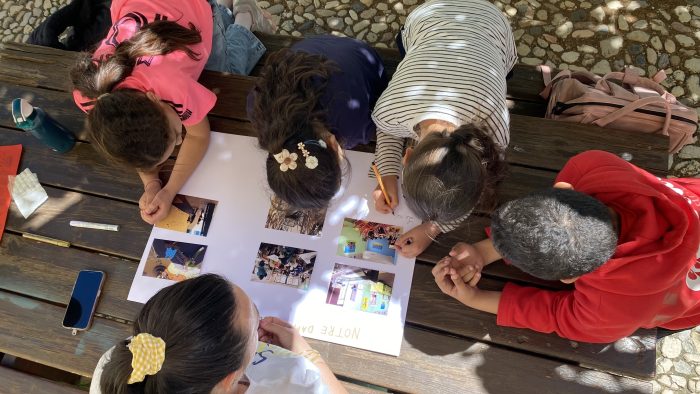 travail en équipe autour d'un panneau d'exposition